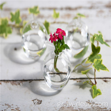 Καθαρό γυάλινο βάζο που συνδέεται με σύντομο λουλούδι
